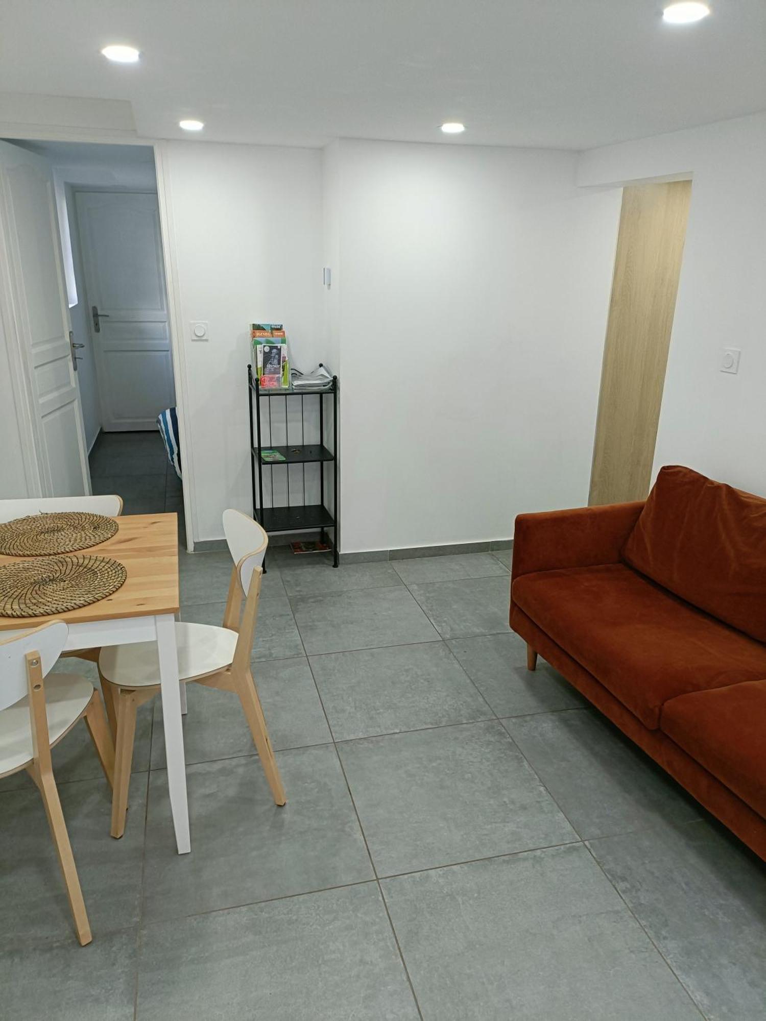 Appartement Dans Maison Atypique 蒙特龙莱班 外观 照片